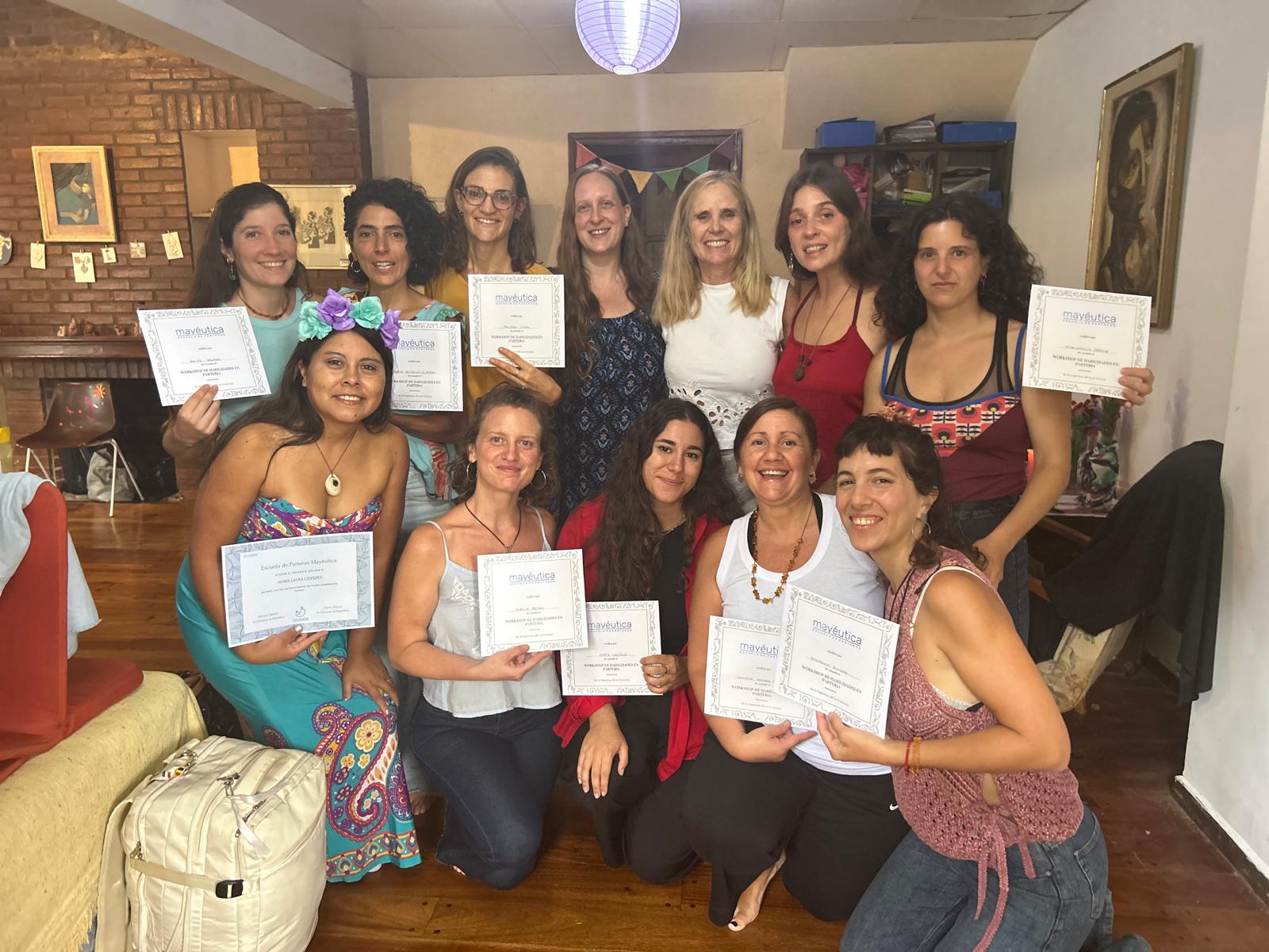 Estudiantes de la comunidad Mayéutica reunidas al aire libre